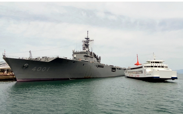 高松港に着岸し、一般公開された海上自衛隊の輸送艦「おおすみ」（左）=2023年5月27日、高松市サンポート、武田肇撮影