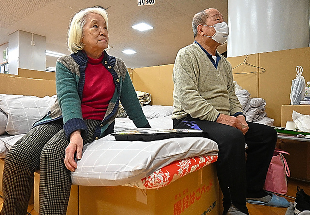 避難所となる小学校の教室では、段ボールで生活空間が区切られていた＝１４日午後、石川県珠洲市、古畑航希撮影