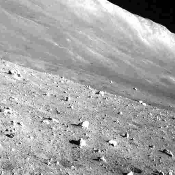 復活した探査機SLIMが送ってきた月面画像=JAXA提供