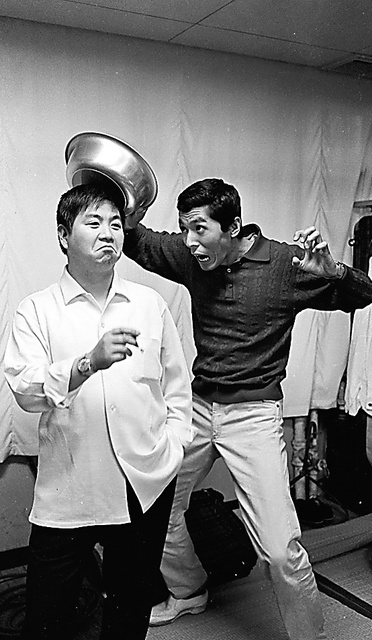 谷啓さん（左）と。「ワンちゃんは体の動きを見ているだけでおかしい」と青島幸男さん＝１９６３年