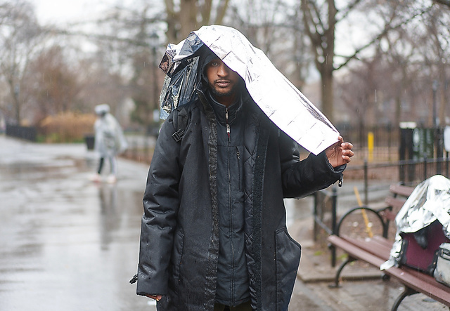 雨が降るなか、アルミシートで寒さをしのぐモーリタニア人のチェイク・エスマネさん＝２０２４年２月２８日、米ニューヨーク、藤原伸雄撮影