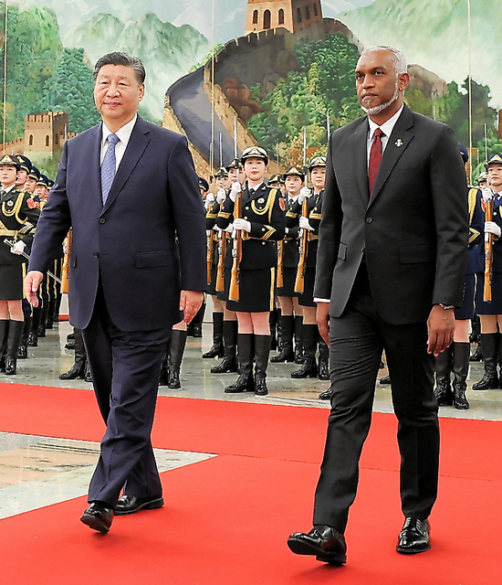北京の人民大会堂で開かれた式典で１月１０日、中国の習近平国家主席（左）と歩くモルディブのムイズ大統領＝ロイター