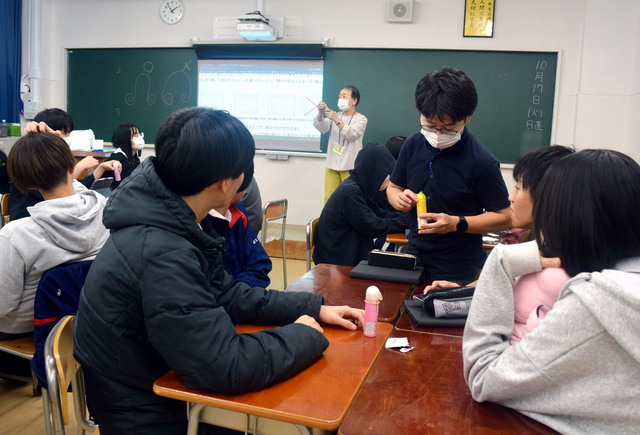 大東学園高校の「性と生」の授業。避妊の方法について学んだ生徒たちは班に分かれ、コンドームをじかに触った。空気を入れて膨らませる生徒もいれば、手を出さない生徒も=2023年10月17日、東京都世田谷区、大久保真紀撮影