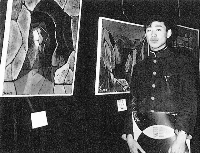 西脇高校文化祭に出した「岩と水」の連作の前で＝１９５４年ごろ、横尾さん提供