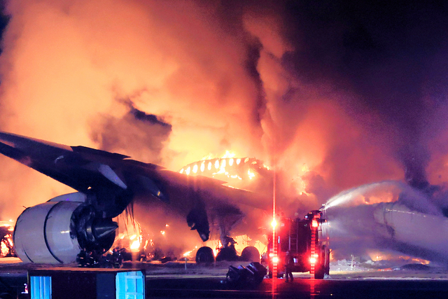 炎上する日本航空の機体。消火活動が続けられた=2024年1月2日午後7時16分、羽田空港、長島一浩撮影