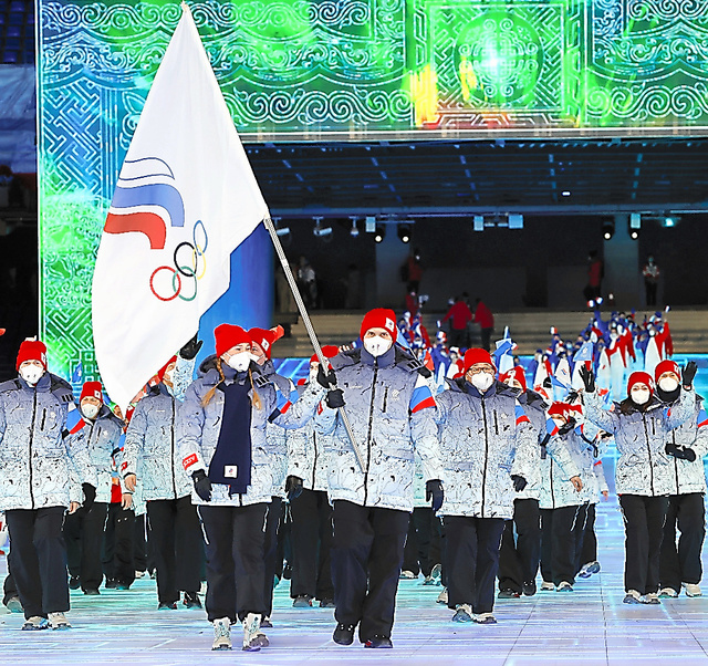 ２０２２年北京冬季五輪の開会式で入場行進するロシア・オリンピック委員会（ＲＯＣ）の選手団。ロシアは組織的なドーピング問題で国旗や国歌の使用が認められず、個人資格での出場のみだった