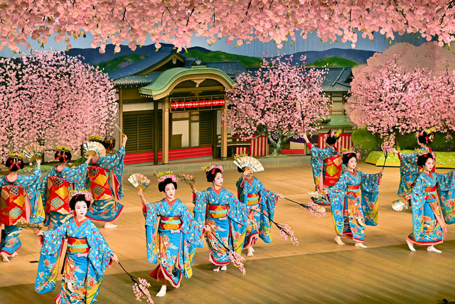 「都をどり」の大ざらえをする舞妓たち=2024年3月31日午後、京都市東山区、筋野健太撮影