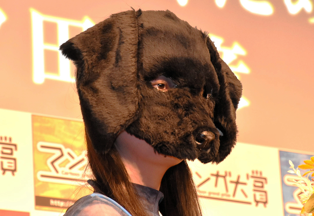 「マンガ大賞2024」を受賞した「君と宇宙を歩くために」の作者・泥ノ田犬彦さん。授賞式に犬のマスクを着け登壇＝4月2日、東京・有楽町