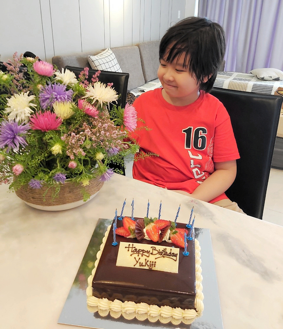 10歳の誕生日に笑顔を見せる塙幸士さん=2021年、遺族提供