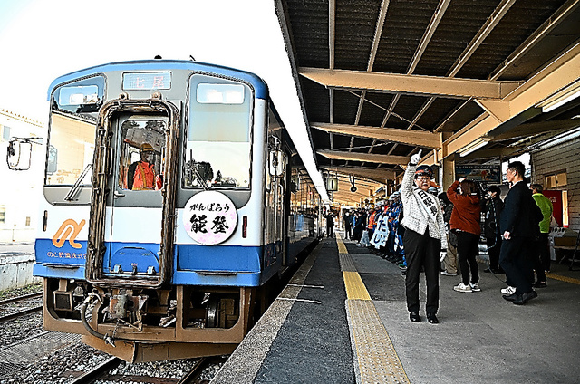 のと鉄道が全線運行再開し、始発列車を見送る関係者やファンら＝６日午前６時９分、石川県穴水町、金居達朗撮影