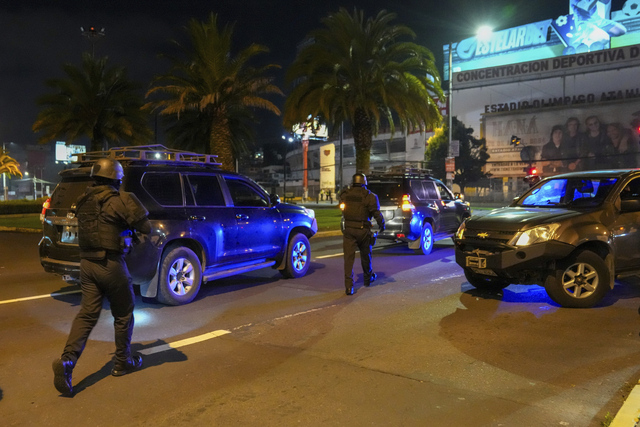 エクアドルの首都キトで2024年4月5日、メキシコ大使館に突入した車両=AP