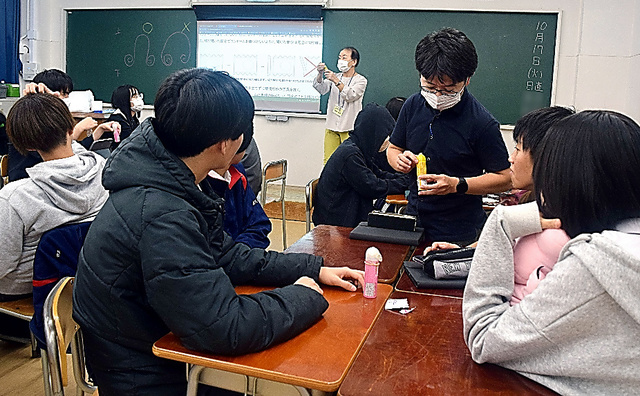 大東学園高校の「性と生」の授業。避妊の方法について学んだ生徒たちは班に分かれ、コンドームをじかに触った＝２０２３年１０月、東京都世田谷区