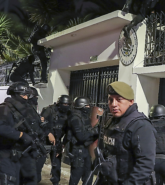 エクアドルの首都キトで５日、メキシコ大使館に突入するエクアドル当局ら＝ＡＰ