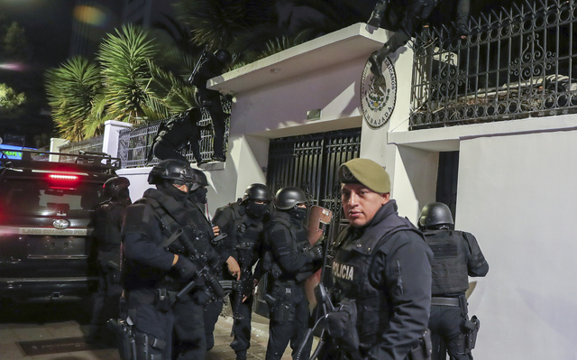 エクアドルの首都キトで2024年4月5日、メキシコ大使館に突入するエクアドル当局ら=AP