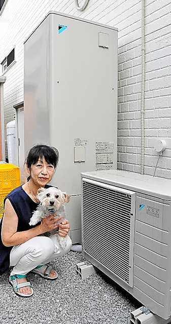 田村久美子さんは、貯湯タンク（奥）とヒートポンプを設置しておひさまエコキュートを始めた＝埼玉県川越市