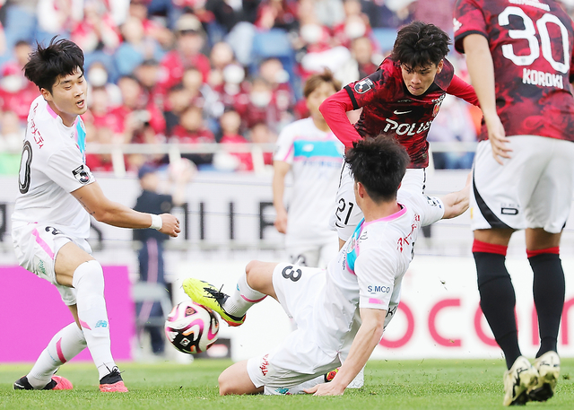 後半、チーム３点目のゴールを決める浦和の大久保＝日刊スポーツ