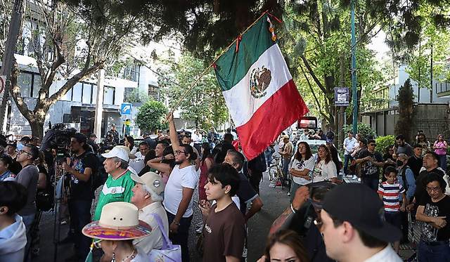 メキシコ市で６日、大使館突入事件に抗議して、エクアドル大使館の外でデモをする市民ら＝ロイター