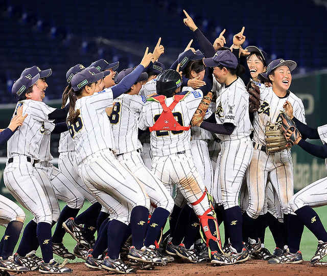 ２年連続４度目の優勝を決め、喜ぶ神戸弘陵の選手たち