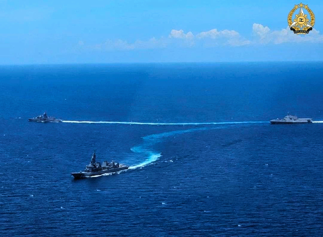 南シナ海で共同訓練に臨む海上自衛隊の護衛艦「あけぼの」（手前）、米海軍の沿海域戦闘艦「モービル」（右）、オーストラリア海軍のフリゲート艦「ワラマンガ」=2024年4月7日、フィリピン軍提供