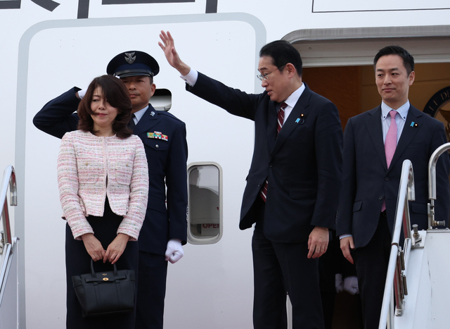 訪米のため政府専用機に乗り込む岸田文雄首相。左は妻の裕子さん=2024年4月8日午後5時19分、羽田空港、関田航撮影