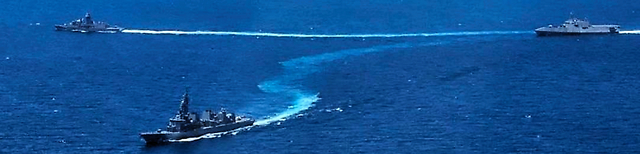 南シナ海で共同訓練に臨む海上自衛隊の護衛艦「あけぼの」（手前）、米海軍の沿海域戦闘艦「モービル」（右）、オーストラリア海軍のフリゲート艦「ワラマンガ」＝７日、フィリピン軍提供