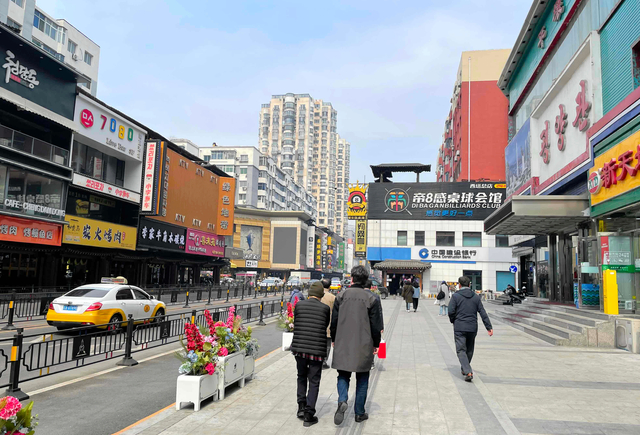 中国遼寧省瀋陽市のコリアタウン・西塔エリア。飲食店が並ぶ通りで、北朝鮮レストランも営業している=2024年4月9日、金順姫撮影
