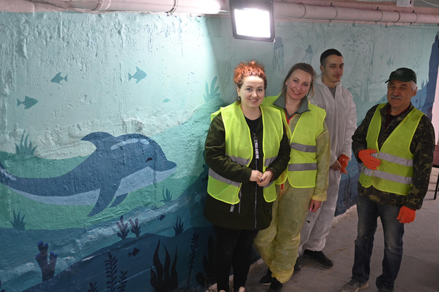 キーウ近郊にある学校の地下のシェルターに壁画を描いたポリーナ・コルツさん（左）と仲間たち=2024年2月24日、キーウ近郊、藤原学思撮影