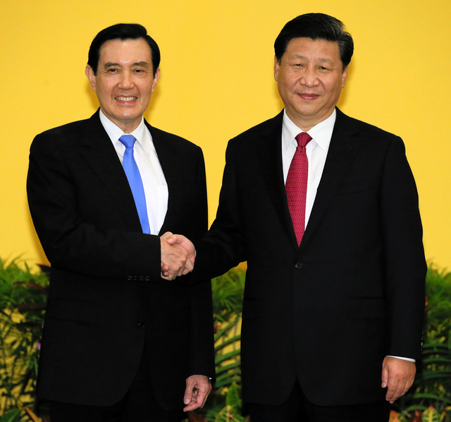 1949年の分断後初となる首脳会談を果たした中国の習近平国家主席（右）と台湾の馬英九総統（当時）＝2015年11月7日、シンガポール、西畑志朗撮影