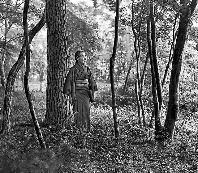 国木田独歩の死後、「武蔵野」の面影を残す郊外の林を散歩する治子夫人＝１９５１年