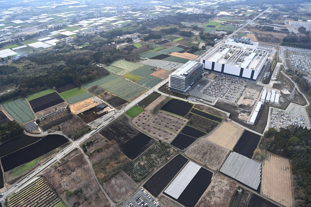 台湾積体電路製造（ＴＳＭＣ）は第１工場（右上）の東側（手前）に第２工場を建設する方針を決めた=2024年2月2日、熊本県菊陽町、朝日新聞社ヘリから、日吉健吾撮影