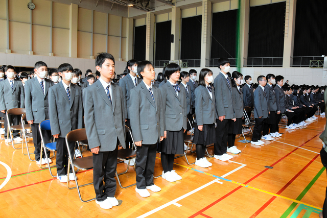致道館中学・高校の入学式に参加した生徒たち=2024年4月10日、山形県鶴岡市