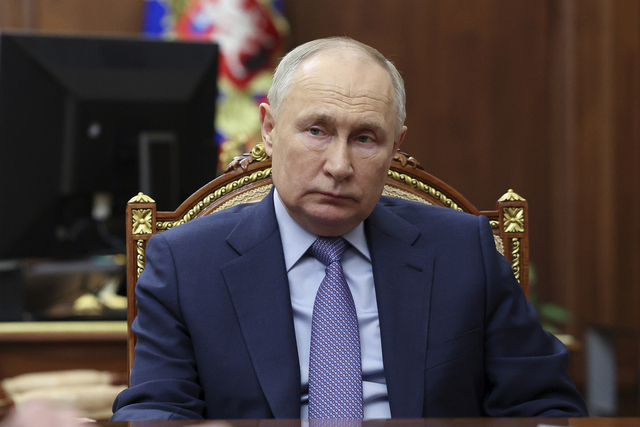 2024年4月10日、ロシア・モスクワで閣僚の話に耳を傾けるプーチン大統領。スプートニク提供＝AP