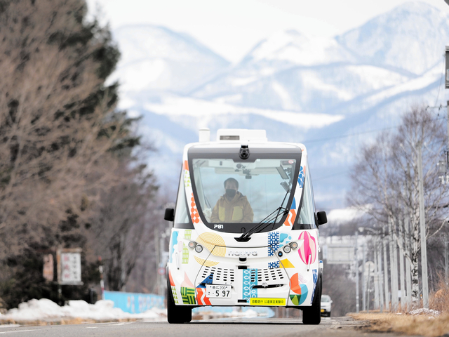 町の中心部に向かって走行する自動運転バス=2024年2月15日、北海道上士幌町、田村建二撮影