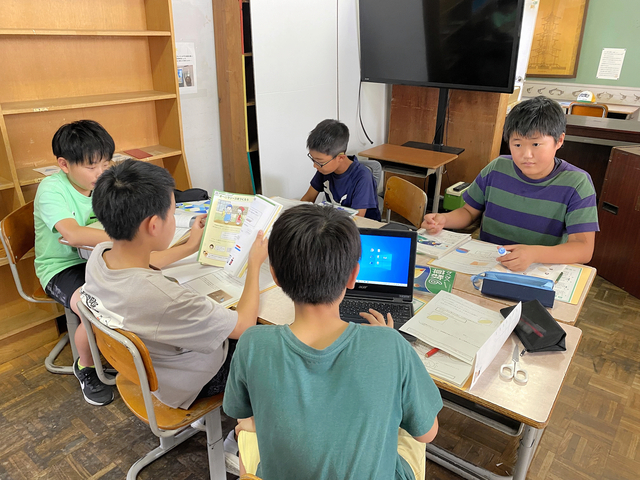 教室を出て学習室で端末や紙の教材を使い、それぞれ学習をする６年生の児童たち＝２０２３年９月、長野県・諏訪市立城南小学校、同校提供