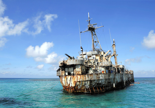 南シナ海のアユンギン礁で2014年3月30日、撮影されたフィリピン軍の座礁船「シエラマドレ」=ロイター