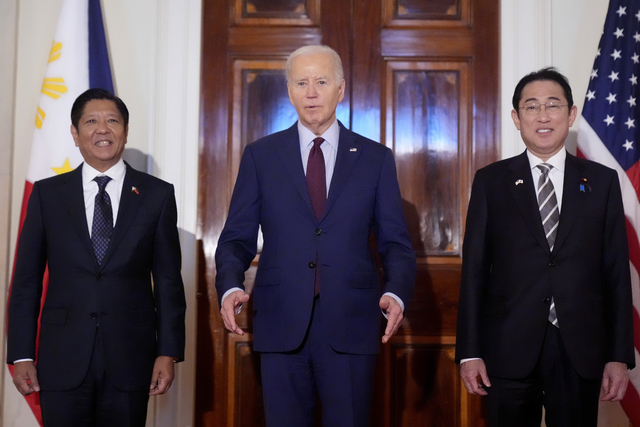 米ホワイトハウスで2024年4月11日、3カ国首脳会談を前に並ぶ岸田文雄首相（右）、バイデン米大統領（中央）、フィリピンのマルコス大統領=AP