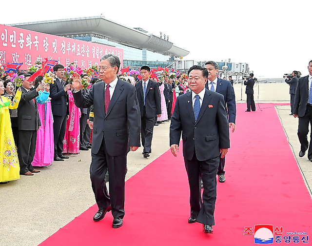 １１日、平壌国際空港で市民の歓迎に手を振る趙楽際・中国全国人民代表大会常務委員長。朝鮮中央通信が配信した＝朝鮮通信