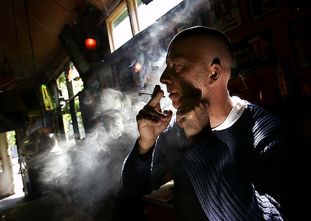 ２００５年６月１４日、オランダ・ロッテルダムのコーヒーショップで、大麻を吸う男性