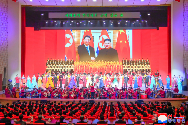 2024年4月12日、東平壌大劇場で行われた「朝中友好の年」開幕式の合同公演。朝鮮中央通信が配信した=朝鮮通信