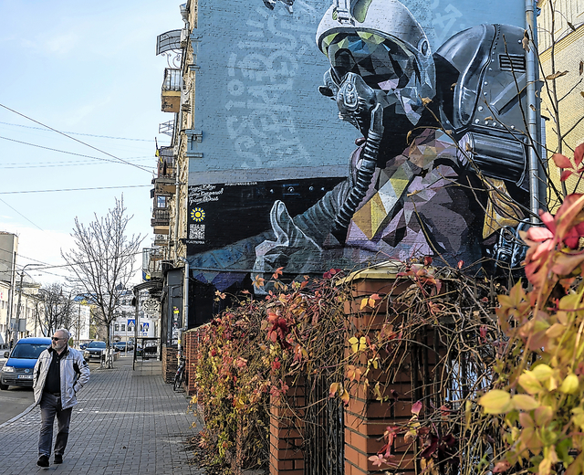 「幽霊」と恐れられたウクライナ軍パイロットを描いた壁画＝２０２２年１１月、キーウ、ニューヨーク・タイムズ