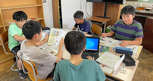 学習室でそれぞれ学習をする６年生の児童たち＝２０２３年９月、長野県・諏訪市立城南小学校、同校提供