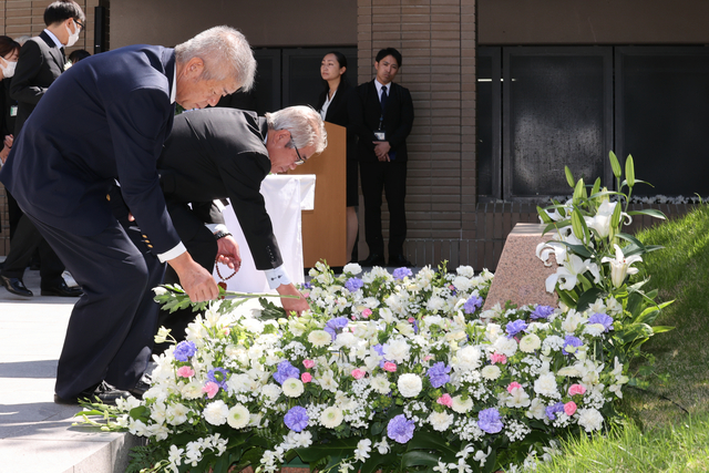 熊本地震から８年。県庁で行われた追悼式で献花する参列者=2024年4月14日午前10時14分、熊本市、小宮路勝撮影