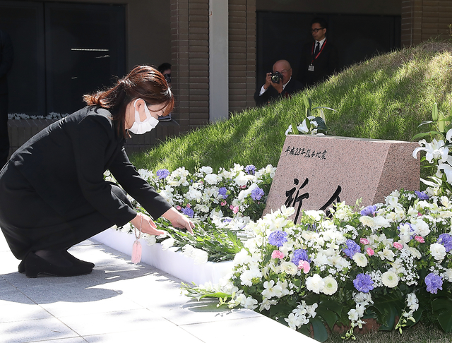 追悼式で献花する参列者＝１４日午前１０時１５分、熊本市、小宮路勝撮影