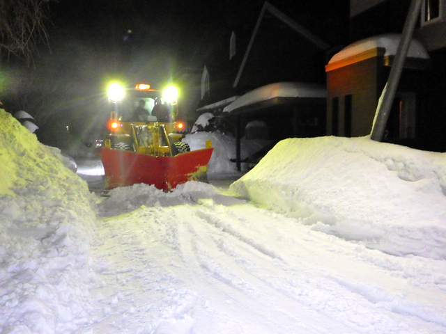 「除雪ドーザー」が生活道路で作業する様子=札幌市雪対策室提供