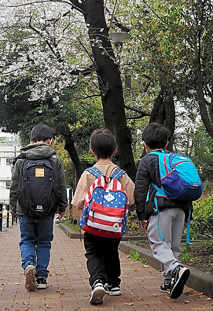 春休み期間中、学童保育と文部科学省所管の「放課後子供教室」を一体的に運営する施設に通う新１年生たち＝４日午前、東京都内
