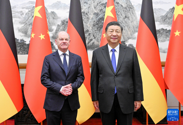 中国北京市内で16日、会談したドイツのショルツ首相（左）と中国の習近平国家主席=中国外交部のホームページから