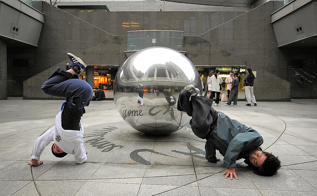 「ポンテ広場」で練習に励むダンサーたち＝樫山晃生撮影