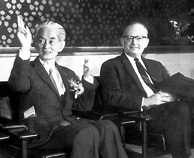 ノーベル賞授賞式への出発前、川端康成（左）の記者会見に同席するサイデンステッカー＝１９６８年、羽田空港で