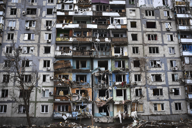 2024年3月22日、ウクライナ中南部ザポリージャ州で、ロシアによる空爆で被害を受けた住宅=AP
