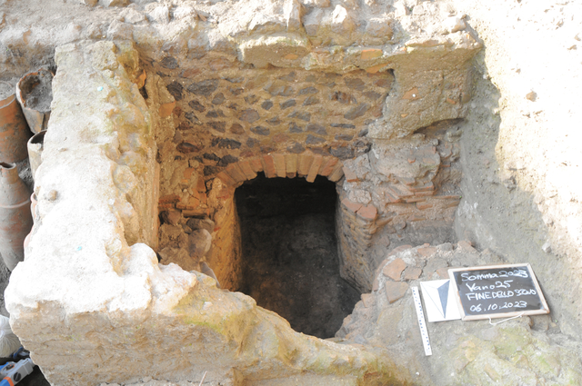 発掘調査で見つかった浴場のかまとみられる遺構=イタリア・ソンマベズビアーナ　（Ｃ）東京大学　駒場　グローバル地域・地中海